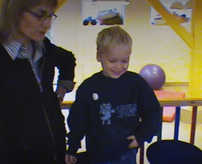 Stilbillede fra et Genstart–afsnit om Børnedemense