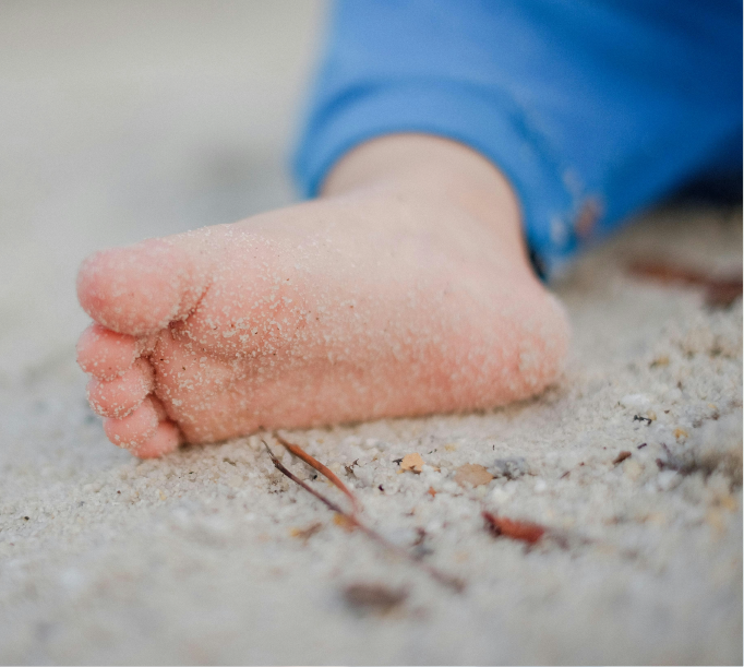 Barnefod med sand